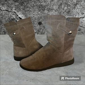 Cougar suede waterproof winter boots. Like new, Size 9M